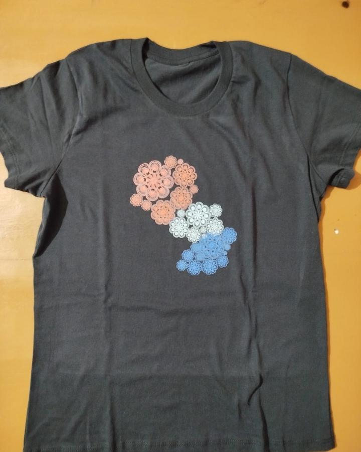Remera básica negra con estampa de flores de Paraguay