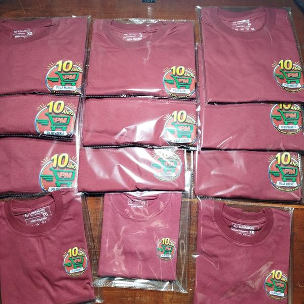 Remeras bordó para un aniversario de empresa