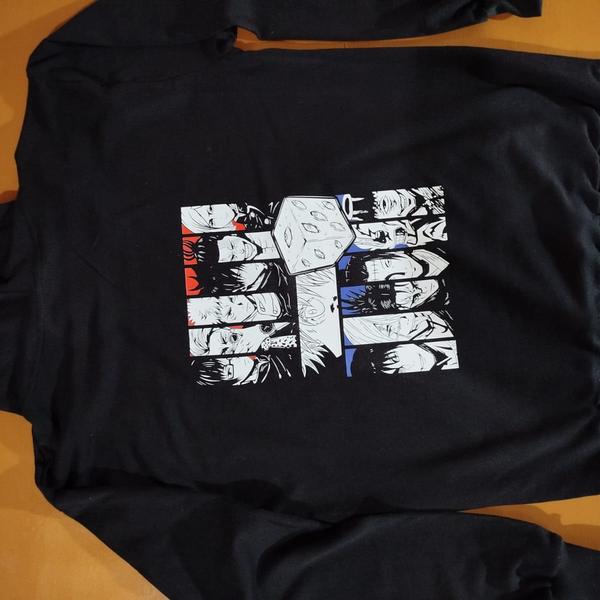 Remera negra con diseño en blanco y negro